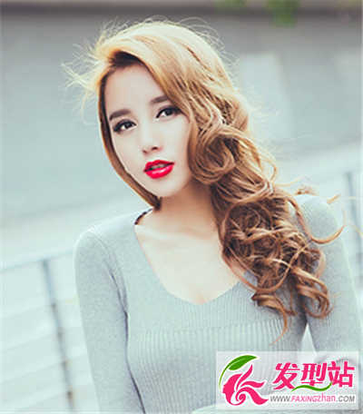 偏分的中長的披肩燙發(fā)發(fā)型設(shè)計(jì)