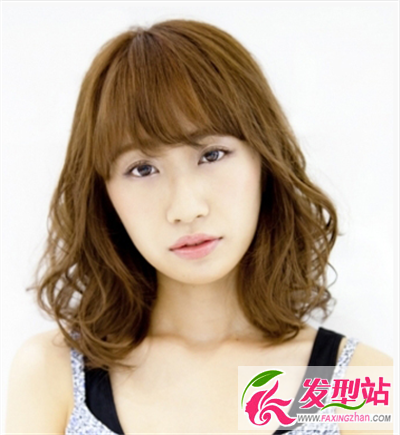 厚重的齊劉海發(fā)型修顏顯嫩又可以增加女生的甜美風