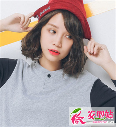 時(shí)尚自然美發(fā)造型和厚重感的偏分斜劉海設(shè)計(jì)