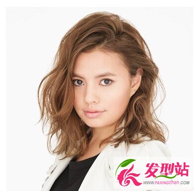 棕黃色短卷發(fā)