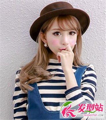 中長(zhǎng)發(fā)燙發(fā)