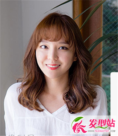 中長(zhǎng)發(fā)的燙發(fā)
