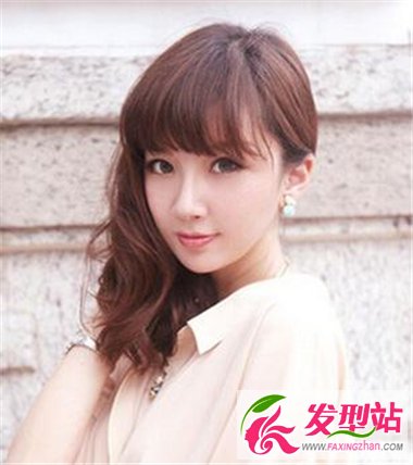 側(cè)邊卷發(fā)發(fā)型