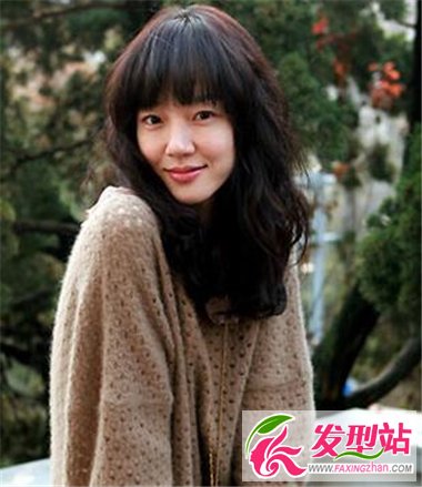 中長(zhǎng)卷發(fā)發(fā)型