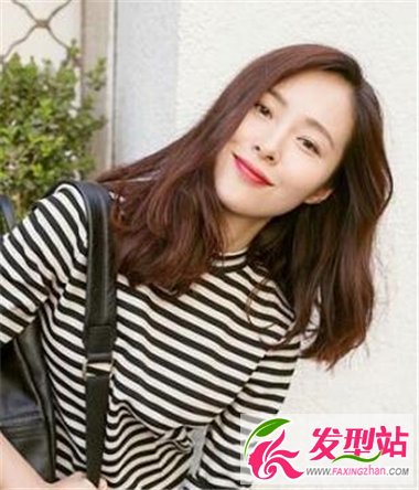 披肩的中長(zhǎng)發(fā)