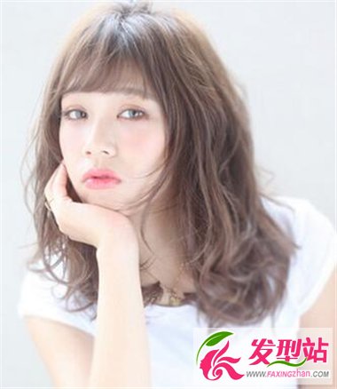 披肩中長發(fā)燙發(fā)發(fā)型