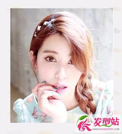 側(cè)邊扎發(fā)發(fā)型
