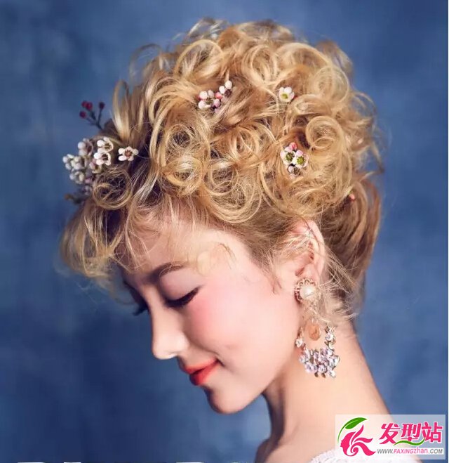 金卷發(fā)新娘發(fā)型