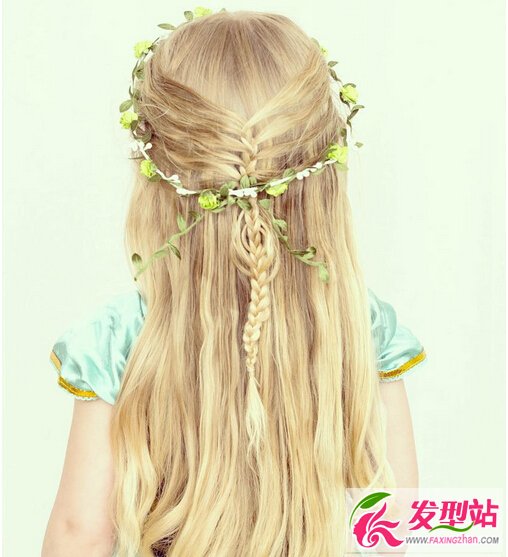 小女孩扎發(fā)