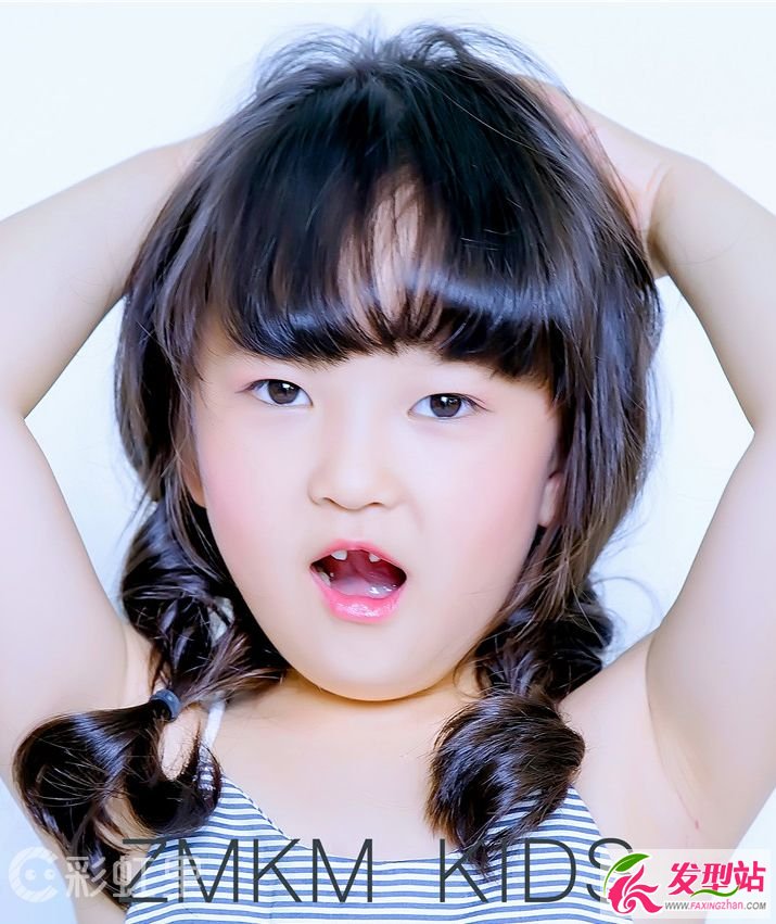小女孩扎發(fā)馬尾