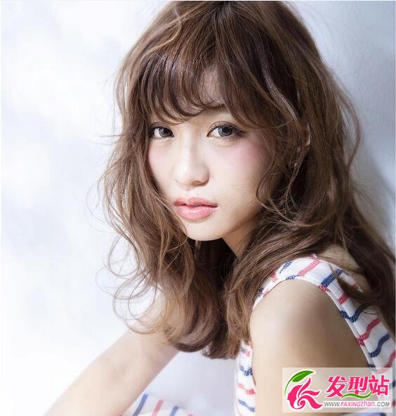 中長(zhǎng)發(fā)燙發(fā)