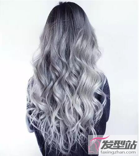 長(zhǎng)卷發(fā)最有個(gè)性的染發(fā) 炫彩女王的華麗轉(zhuǎn)身