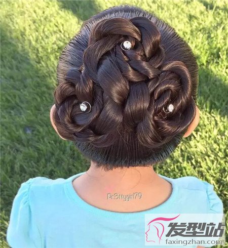 兒童編發(fā)最古典的發(fā)型 變身時(shí)尚的小淑女