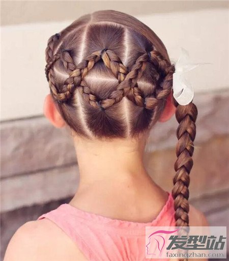創(chuàng)意兒童編發(fā)大盤點(diǎn) 優(yōu)雅時(shí)尚的女童發(fā)型