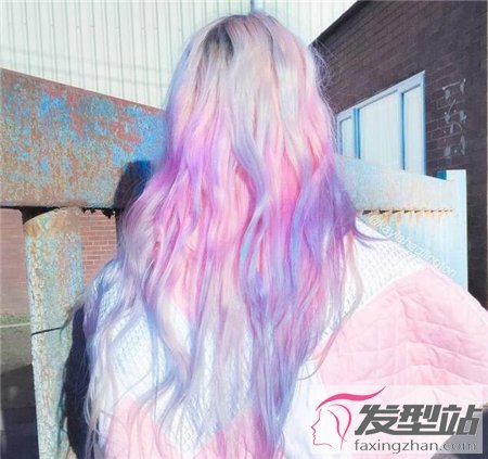 女孩頭發(fā)怎么染有個性 酷炫染發(fā)的致命魅力