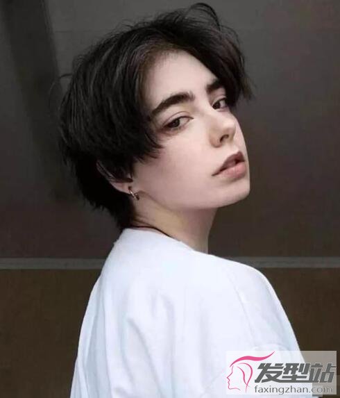 女生中分中性短發(fā)