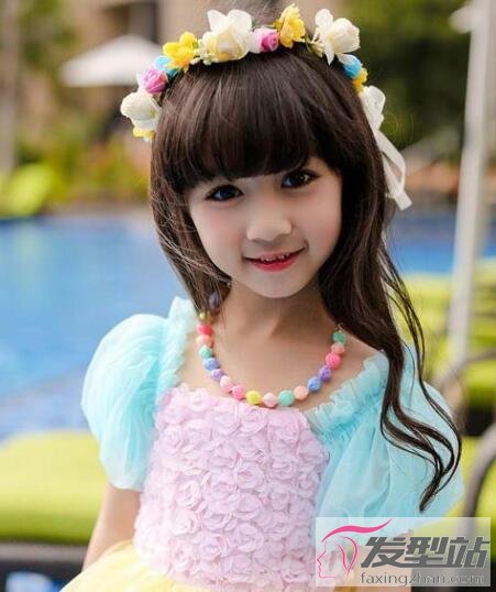 小女孩戴花環(huán)發(fā)型