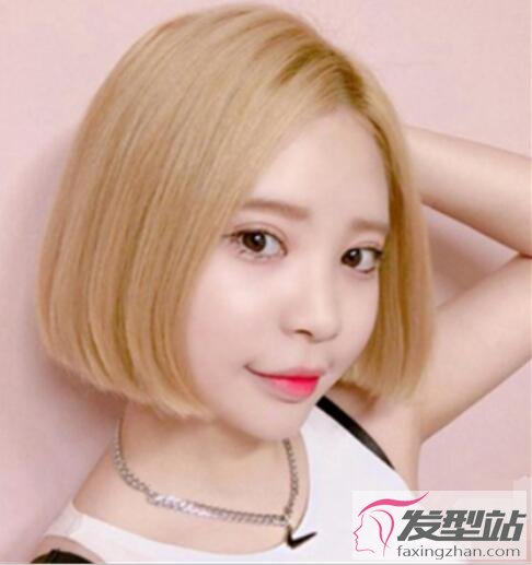 女生亞麻金色染發(fā)