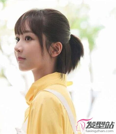 女生蘋果頭扎發(fā)