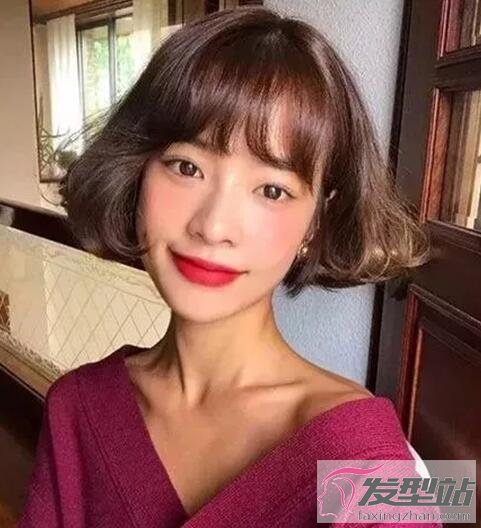 臉女生齊嘴短發(fā)