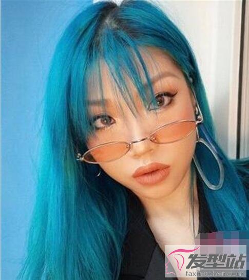 女生直發(fā)色染發(fā)