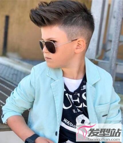 小男孩穿西裝發(fā)型