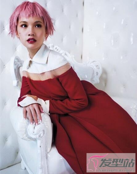 酷女孩短發(fā)染發(fā)