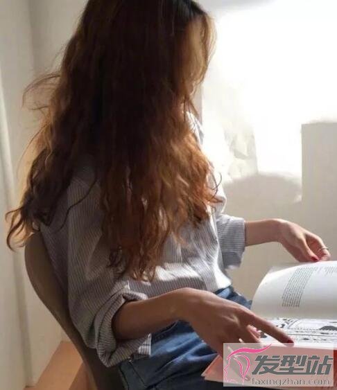 女生麥穗燙發(fā)型