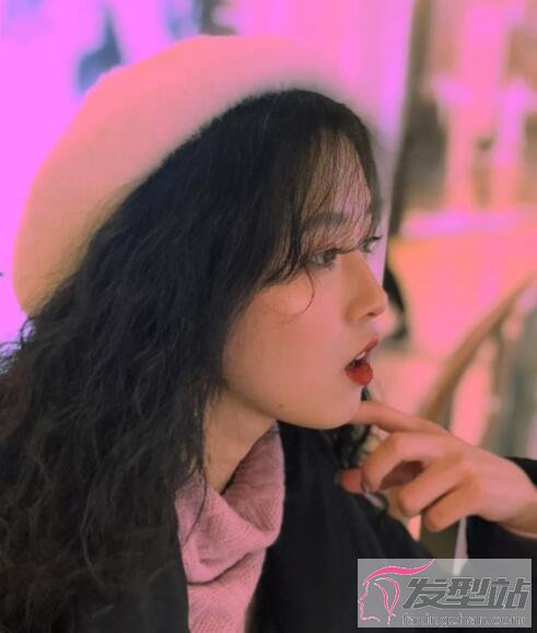 女生麥穗燙發(fā)型