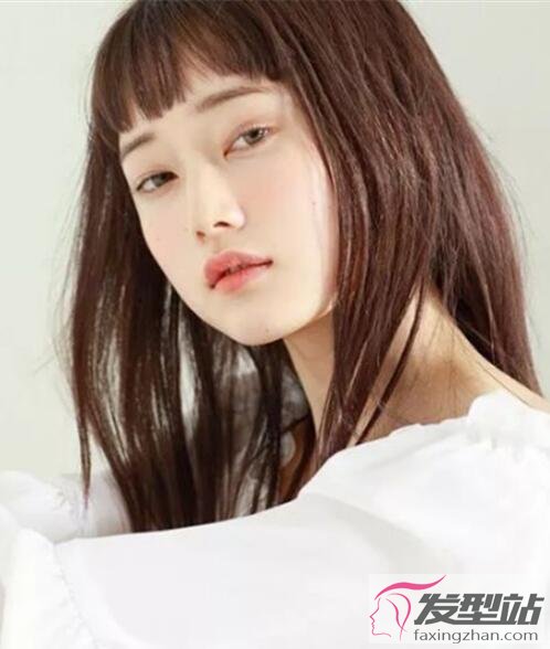 大餅臉女生直發(fā)發(fā)型