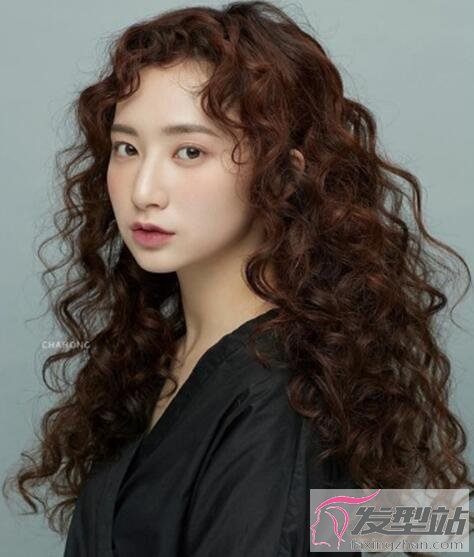 女生嬉皮卷發(fā)型