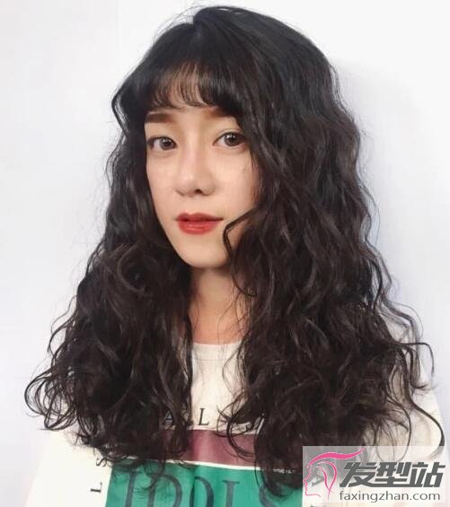 女生嬉皮卷發(fā)型
