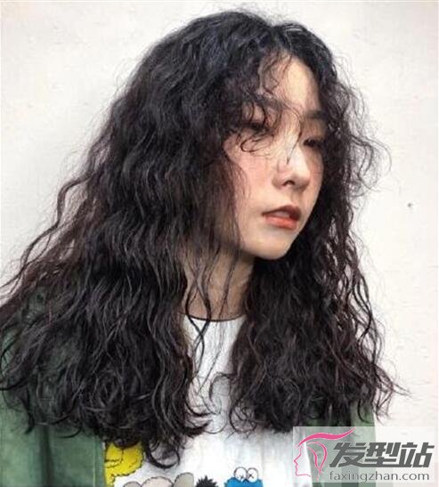 女生嬉皮卷發(fā)型