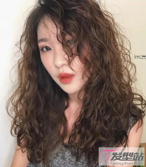 女生嬉皮卷發(fā)型