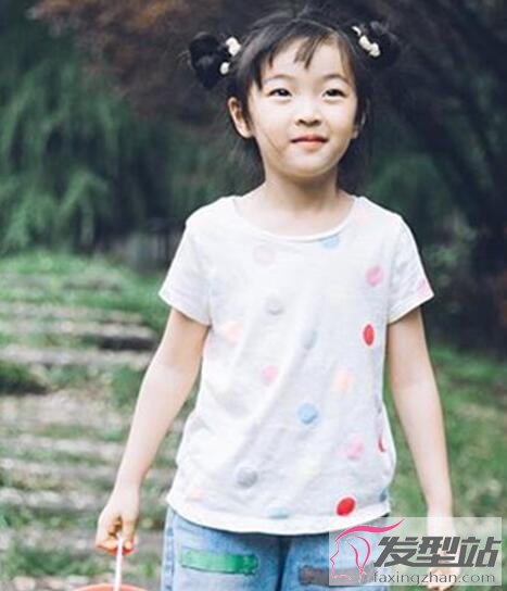 小女孩哪吒頭扎發(fā)