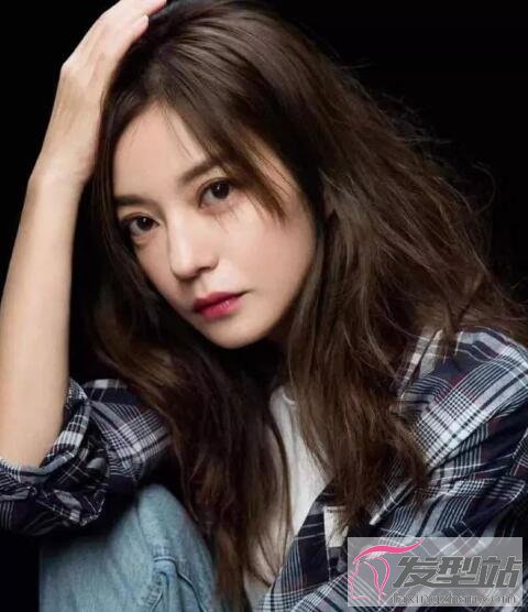 女生黑糖鮮奶色染發(fā)發(fā)型