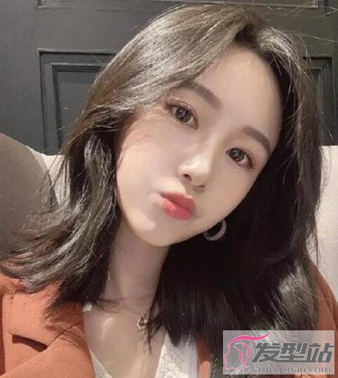 女生黑糖鮮奶色染發(fā)發(fā)型