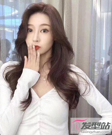 女生黑糖鮮奶色染發(fā)發(fā)型
