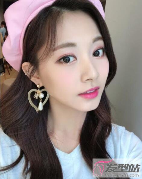 女生黑糖鮮奶色染發(fā)發(fā)型