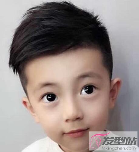 小男孩剃鬢角發(fā)型