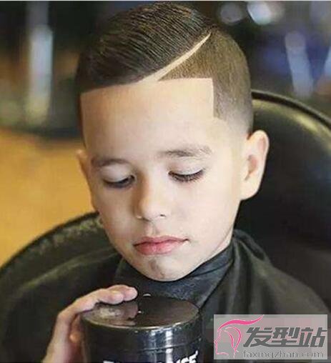 小男孩剃鬢角發(fā)型