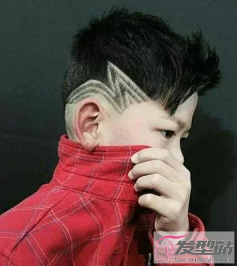 小男孩剃鬢角發(fā)型