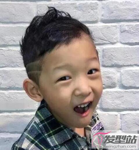 小男孩剃鬢角發(fā)型