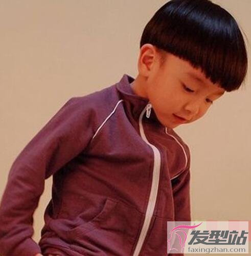 小男孩鍋蓋頭發(fā)型