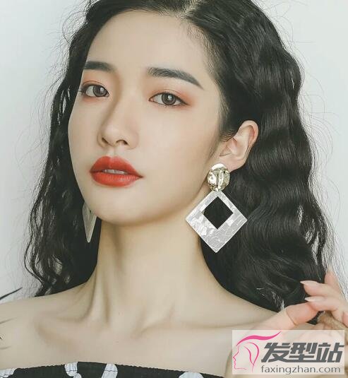 女生黑色卷發(fā)發(fā)型