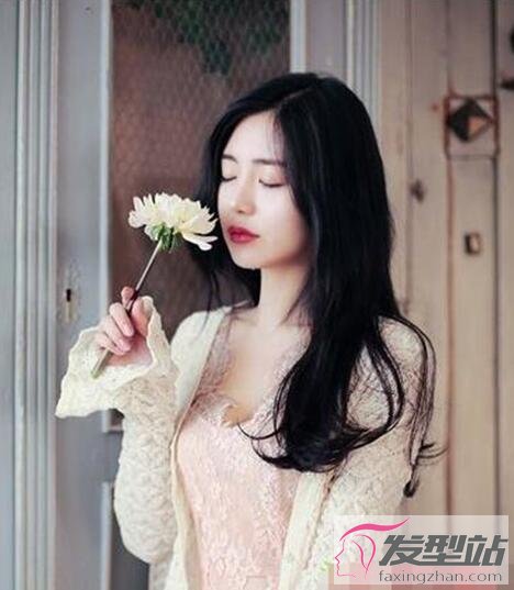 女生黑色卷發(fā)發(fā)型