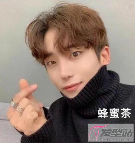 男生蜂蜜茶色染發(fā)發(fā)型