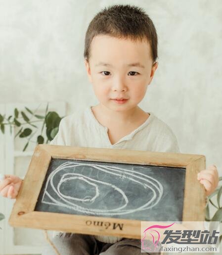 小男孩寸頭發(fā)型