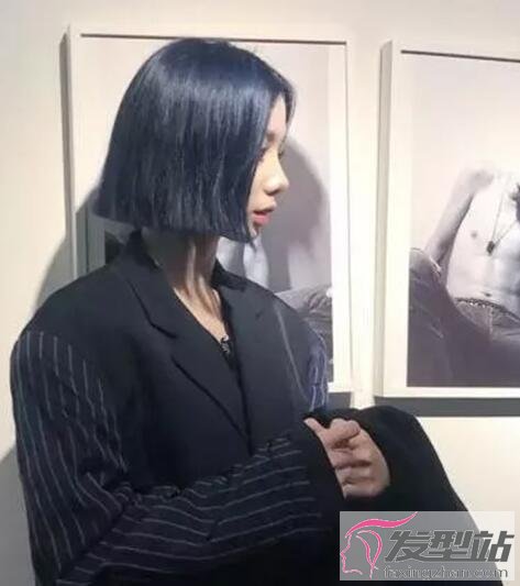 女生霧霾藍色染發(fā)發(fā)型