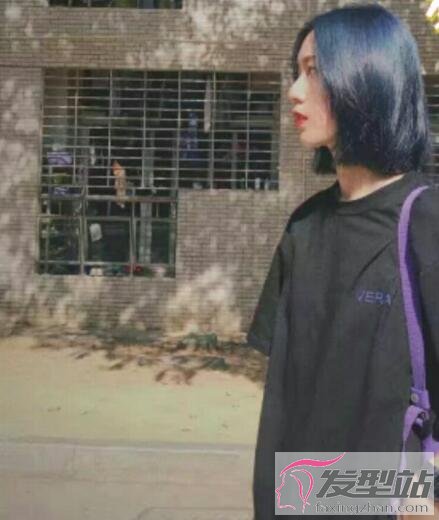 女生霧霾藍色染發(fā)發(fā)型